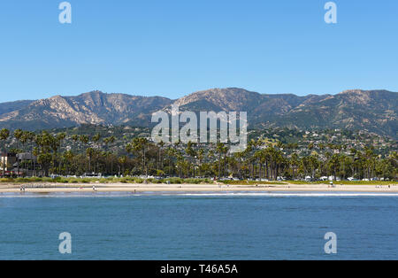 SANTA BARBARA, Kalifornien - 11. April 2019: Das Santa Barbara Küste mit dem Sant Ynez Mountains im Hintergrund. Stockfoto