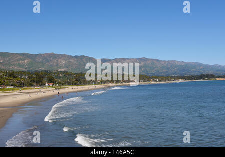 SANTA BARBARA, Kalifornien - 11. April 2019: Das Santa Barbara Küste mit dem Sant Ynez Mountains im Hintergrund. Stockfoto