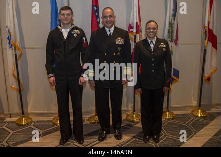 NORFOLK, Virginia (März 7, 2019) - VADM Chas Richard stellt mit den beiden U-Boot Kräfte Atlantic Segler des Jahres Gewinner, MMN 1 Stephen Fuhr, U-Boot Kräfte Atlantischen Meer Segler des Jahres, und DC1 Monique Carswell, Submarine Kräfte Atlantische Küste Segler des Jahres, während die Vereinigten Staaten Flotte Kräfte Segler des Jahres Stockfoto