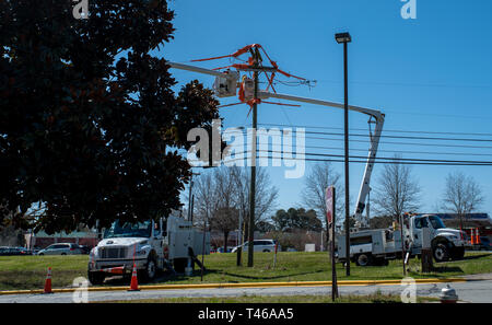 Männer im Eimer auf erweiterten Cherry Picker Instandsetzung der elektrischen Kabel Stockfoto