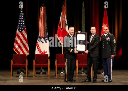 Us-Armee Generalleutnant Thomas S. James jr., Links, Kommandant der 1. Armee, ehemaliger US-Armee Kapitän Andrew L. Bundermann, Mitte, Infanterie Offizier Truppe B zugeordnet sind, 3.Staffel, 61 Cavalry Regiment, 4. Brigade Combat Team, 4 Infanterie Division, U.S. Army Command Sgt. Maj. Dwayne Koch, Senior Soldaten Leader der 1. Armee, posieren für ein Foto, 7. März 2019, während eines Distinguished Service Cross Zeremonie an der Northrop Auditorium in Minneapolis, Minnesota. Die Auszeichnung wurde Bundermann für seine Aktionen am Okt. 3, 2009 Bekämpfung der Vorposten Keating, Afghanistan vorgestellt. Stockfoto