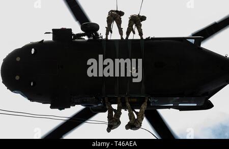 Studenten in Fort Hood Air Assault Schule führen Operationen abseilen. Die Soldaten, die an der Ausbildung teilgenommen haben gelernt, die Grundlagen der Air Assault Operationen von den Skilehrern der Phantom Krieger Akademie. Stockfoto