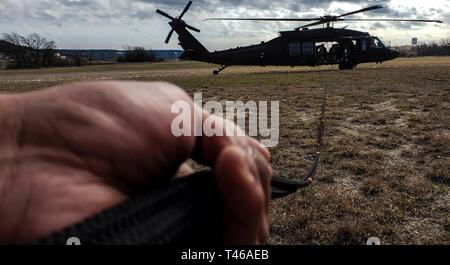 Studenten in Fort Hood Air Assault Schule führen Operationen abseilen. Die Soldaten, die an der Ausbildung teilgenommen haben gelernt, die Grundlagen der Air Assault Operationen von den Skilehrern der Phantom Krieger Akademie. Stockfoto