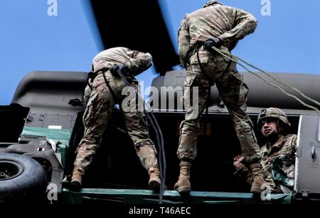 Studenten in Fort Hood Air Assault Schule führen Operationen abseilen. Die Soldaten, die an der Ausbildung teilgenommen haben gelernt, die Grundlagen der Air Assault Operationen von den Skilehrern der Phantom Krieger Akademie. Stockfoto