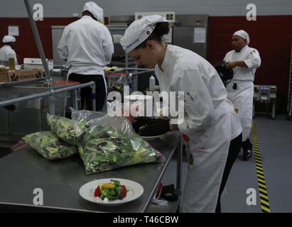 Sgt. Bruce Serafica, kulinarische künste Spezialist, Fort Carson, Colo, fügt Öl auf karamellisierten Zwiebeln als Teil der mobile Küche trailer warmes Buffet Event 11. März als Teil der Gemeinsamen kulinarischen Training Übung (JCTE) am Fort Lee, Va. Für den Fall, fünf Zweierteams ein Buffet für 45 Gäste vorzubereiten. Die 44. jährliche JCTE offiziell gestartet 9. März an MacLaughlin Fitnesscenter und wird bis zum 14. März. Die Übung, die von der Gemeinsamen kulinarischen Kompetenzzentrum verabreicht, der größte amerikanische kulinarischen Vereinigung - sanktionierte Wettbewerb in Nordamerika. Die Übung zeigte das Talent Stockfoto