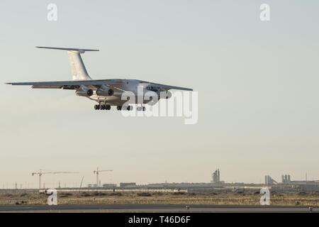 Eine Iljuschin Il-76 bereitet im Ali Al Salem Air Base, Kuwait, 11. März 2019 zu landen. Die US Air Forces Central Command Air Mobility Division und Luftbrücke Control Team die Nutzung der Commercial international heavyweight Luft Angebote orchestrieren Theater Cargo zu bewegen, die Luftbrücke USCENTCOM Theater eine wichtige Fähigkeit für Fracht, die nicht auf militärische Flugzeuge innerhalb der nächsten 72 Stunden geplant werden. Dies ist das erste Mal in mehr als zwei Jahren die Möglichkeit an ASAB verwendet wurde. Stockfoto