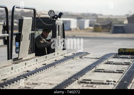 Senior Airman Cole Lomas, 386 Expeditionary Logistik Bereitschaft Squadron Ramp Services Personal, ein Scots Guards, bereitgestellt von der 120. Airlift Wing an Great Falls Air National Guard Base, Mont, betreibt eine 60 K tunner Eine kommerzielle Iljuschin Il-76 im Ali Al Salem Air Base, Kuwait, 11. März 2019 zu laden. Die US Air Forces Central Command Air Mobility Division und Luftbrücke Control Team die Nutzung der Commercial international heavyweight Luft Angebote orchestrieren Theater Cargo zu bewegen. Die Verwendung von Ihat Missionen bietet die Luftbrücke USCENTCOM Theater eine wichtige Fähigkeit für Ladung, canno Stockfoto