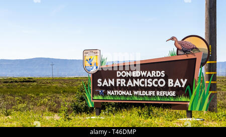 April 12, 2019 Fremont/CA/USA - Don Edwards San Francisco Bay National Wildlife Refuge Schild; Feuchtgebiete im Hintergrund sichtbar; Osten San francisc Stockfoto