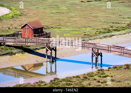 Holzbrücke und Picknickschutz, Don Edwards Wildlife Refuge, Fremont, Osten San Francisco Bay Area, Kalifornien Stockfoto