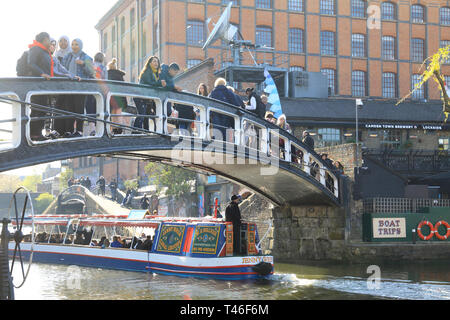 Lastkahn mit Touristen und Camden Lock auf der Regents Canal, im Frühjahr die Sonne, im Norden von London, Großbritannien Stockfoto