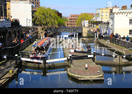 Lastkahn mit Touristen und Camden Lock auf der Regents Canal, im Frühjahr die Sonne, im Norden von London, Großbritannien Stockfoto