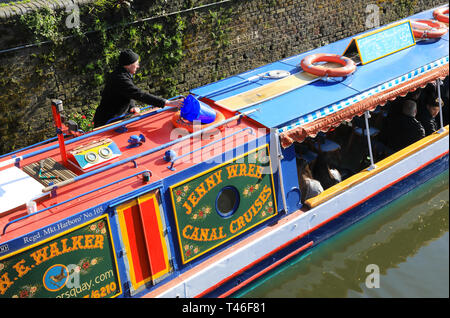 Lastkahn mit Touristen und Camden Lock auf der Regents Canal, im Frühjahr die Sonne, im Norden von London, Großbritannien Stockfoto