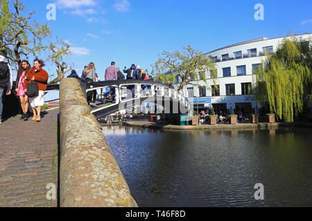 Blick über die Regents Canal von Camden Lock, im Frühjahr die Sonne, im Norden von London, Großbritannien Stockfoto