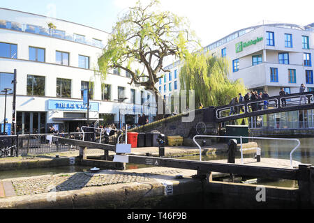 Blick über die Regents Canal von Camden Lock, im Frühjahr die Sonne, im Norden von London, Großbritannien Stockfoto