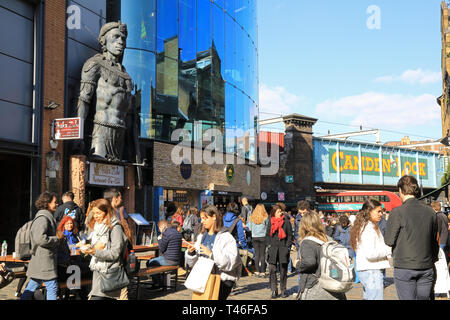 Shaka Zulu Bar/Restaurant/Club in vibrant Camden Market in der Frühlingssonne, im Norden von London, Großbritannien Stockfoto