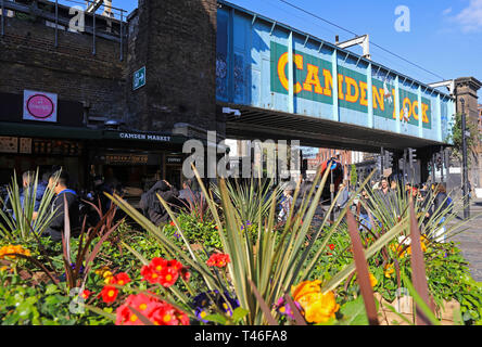 Vibrant Camden Market in der Frühlingssonne, im Norden von London, Großbritannien Stockfoto