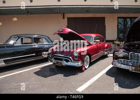 Naples, Florida, USA - März 23,2019: Rot 1949 Oldsmobile auf der 32. jährlichen Neapel Depot Classic Car Show in Naples, Florida. Nur redaktionell. Stockfoto