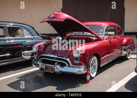 Naples, Florida, USA - März 23,2019: Rot 1949 Oldsmobile auf der 32. jährlichen Neapel Depot Classic Car Show in Naples, Florida. Nur redaktionell. Stockfoto