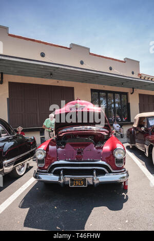 Naples, Florida, USA - März 23,2019: Rot 1949 Oldsmobile auf der 32. jährlichen Neapel Depot Classic Car Show in Naples, Florida. Nur redaktionell. Stockfoto