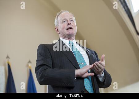 Bob Quackenbush, stellvertretender Chef des Stabes, Arlington National Cemetery, spricht mit High School Studenten in den Senat der Vereinigten Staaten Programm Jugend in der Memorial Amphitheater Anzeige Zimmer auf dem Arlington National Cemetery, Arlington, Virginia, 8. März 2019. Die Schülerinnen und Schüler beobachteten auch den Wachwechsel Zeremonie und legte einen Kranz am Grab des Unbekannten Soldaten. Stockfoto