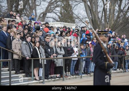 High School Studenten in den Senat der Vereinigten Staaten Programm Jugend den Wachwechsel Zeremonie am Grab des Unbekannten Soldaten beobachten Auf dem Arlington National Cemetery, Arlington, Virginia, 8. März 2019. Die Schülerinnen und Schüler auch einen Kranz am Grabmal des Unbekannten Soldaten und traf mit Bob Quackenbush, stellvertretender Chef des Stabes, den Nationalfriedhof Arlington. Stockfoto