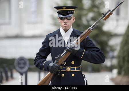 High School Studenten in den Senat der Vereinigten Staaten Programm Jugend den Wachwechsel Zeremonie am Grab des Unbekannten Soldaten beobachten Auf dem Arlington National Cemetery, Arlington, Virginia, 8. März 2019. Die Schülerinnen und Schüler auch einen Kranz am Grabmal des Unbekannten Soldaten und traf mit Bob Quackenbush, stellvertretender Chef des Stabes, den Nationalfriedhof Arlington. Stockfoto