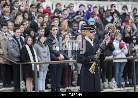 High School Studenten in den Senat der Vereinigten Staaten Programm Jugend den Wachwechsel Zeremonie am Grab des Unbekannten Soldaten beobachten Auf dem Arlington National Cemetery, Arlington, Virginia, 8. März 2019. Die Schülerinnen und Schüler auch einen Kranz am Grabmal des Unbekannten Soldaten und traf mit Bob Quackenbush, stellvertretender Chef des Stabes, den Nationalfriedhof Arlington. Stockfoto