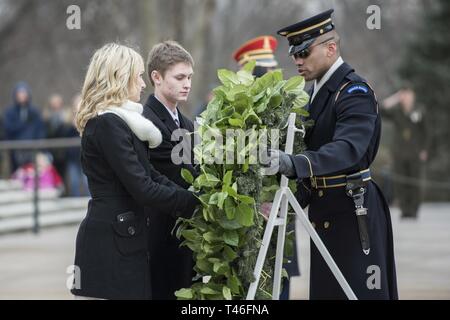 Schülerinnen und Schüler, welche die Vereinigten Staaten Senat Programm Jugend in einem öffentlichen Wreath-Laying Zeremonie am Grab des Unbekannten Soldaten auf dem Arlington National Cemetery, Arlington, Virginia, 8. März 2019 teilnehmen. Die Schülerinnen und Schüler beobachteten auch den Wachwechsel Zeremonie und mit Bob Quackenbush, stellvertretender Chef des Stabes, Arlington National Cemetery. Stockfoto