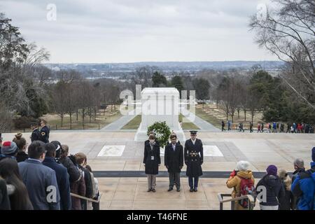 Schülerinnen und Schüler, welche die Vereinigten Staaten Senat Programm Jugend in einem öffentlichen Wreath-Laying Zeremonie am Grab des Unbekannten Soldaten auf dem Arlington National Cemetery, Arlington, Virginia, 8. März 2019 teilnehmen. Die Schülerinnen und Schüler beobachteten auch den Wachwechsel Zeremonie und mit Bob Quackenbush, stellvertretender Chef des Stabes, Arlington National Cemetery. Stockfoto