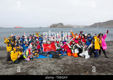 Chinesische Touristen nach der Landung am Flughafen Rodolfo Teniente Marsh Martin auf King George Island, für eine polar Cruise. Stockfoto