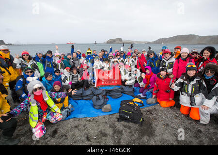 Chinesische Touristen nach der Landung am Flughafen Rodolfo Teniente Marsh Martin auf King George Island, für eine polar Cruise. Stockfoto