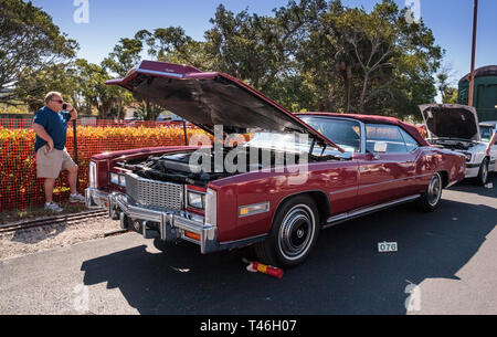 Naples, Florida, USA - März 23,2019: Rot 1976 Cadillac auf der 32. jährlichen Neapel Depot Classic Car Show in Naples, Florida. Nur redaktionell. Stockfoto