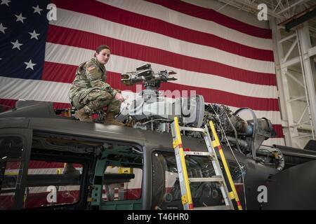 Us-Armee SPC. Crystal Metzger, einen Hubschrauber Mechaniker mit den New Jersey Army National Guard, arbeiten auf ein UH-72 Lakota im Army Aviation Support Service auf Joint Base Mc Guire-Dix - Lakehurst, New Jersey, 12. März 2019. Stockfoto