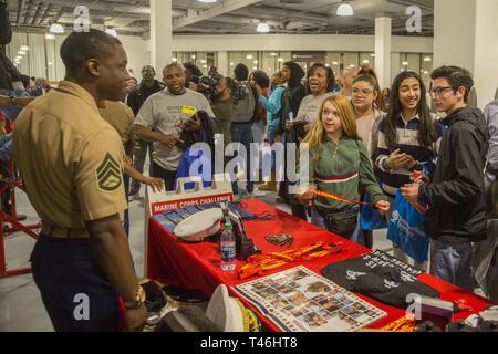 Marine Staff Sgt. Jasper Haube spricht mit Studenten über Möglichkeiten in der Marine Corps während die Hochschulmesse in Norfolk, Virginia, März 13. Durch die Partnerschaft mit der Mitte der östlichen athletischen Konferenz, die Marine Corps anerkennt und feiert Kursteilnehmer - Athleten, die starke Führungsqualitäten durch ihr Engagement für die harte Arbeit im und ausserhalb des Klassenzimmers. Jasper ist ein personalvermittler auf RSS-Chesapeake. Stockfoto