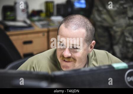 Staff Sgt. Jeremy Shiflett, 380 Expeditionary Instandhaltungsgruppe KC-10 Extender Qualitätsprüfer, Bewertungen eine schriftliche Auswertung im Al Dhafra Air Base, Vereinigte Arabische Emirate, 12. März 2019. QA-Geschäfte besteht aus Flieger aus verschiedenen Wartung Hintergründe wie Mannschaft Leiter und Avionik Spezialisten. Stockfoto