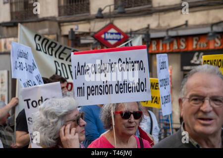 Eine Frau hält ein Plakat gesehen, die besagt, dass, Egal wer die Wahlen gewinnen, verteidige ich meine Rente während des Protestes. Hunderte von Menschen in Madrid protestierten gegen Kürzungen bei den Renten im Rahmen des bevorstehenden spanischen Wahlen im April die 28. Stockfoto