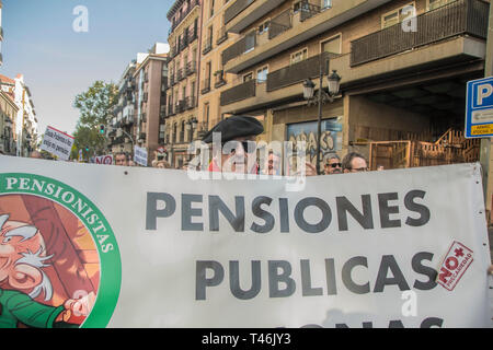 Eine Demonstrantin hält ein Banner gesehen, die besagt, dass der öffentlichen Renten während der Demonstration. Demonstration der systemischen Öffentliche pension in Madrid zu verteidigen, indem die CCOO Koordinierung der Rentner, fordert die Regierung auf, die Präsentation in dieser Legislaturperiode zu einer Initiative, die die Rentenreform von 2013, die rechtmäßig in das Gesicht von Wahlen in diesem Monat April 2019 überprüft werden, um die Aufhebung zu gewährleisten, die im Rahmen von umfassenden Vereinbarungen im politischen und sozialen Bereich. Diese Initiative ist die vorherige Zustimmung der Sozialpartner (Gewerkschaften und Arbeitgeber), die den Prozess der Konsultation Stockfoto