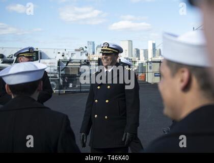 BOSTON (14. März 2019) Cmdr. Steven Puskas, Executive Officer der Arleigh-Burke-Klasse geführte Anti-raketen-Zerstörer USS Jason Dunham (DDG109) spricht mit Matrosen nach Einhertritt in South Boston St. Patrick's Day Parade. Zehntausende Zuschauer beobachtet die drei - Meile Paradeweg die Tradition der ersten Boston's Irish Feier im Jahre 1737 zu Ehren. Stockfoto