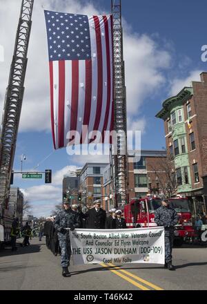 BOSTON (14. März 2019) Segler der Arleigh-Burke-Klasse geführte Anti-raketen-Zerstörer USS Jason Dunham (DDG109) März in South Boston St. Patrick's Day Parade. Zehntausende Zuschauer beobachtet die drei - Meile Paradeweg die Tradition der ersten Boston's Irish Feier im Jahre 1737 zu Ehren. Stockfoto