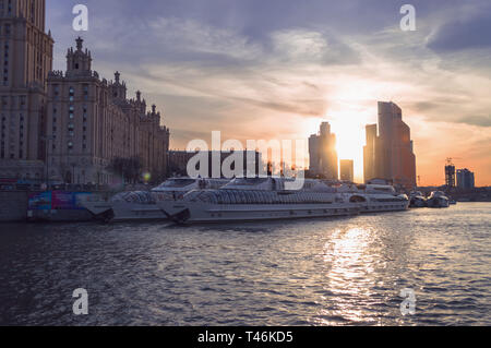 Moskau, Russland, 09.März 2017: Kreuzfahrt Agentur Radisson Royal auf der Moskwa mit der Stadt Moskau und Sonnenuntergang im Hintergrund Stockfoto