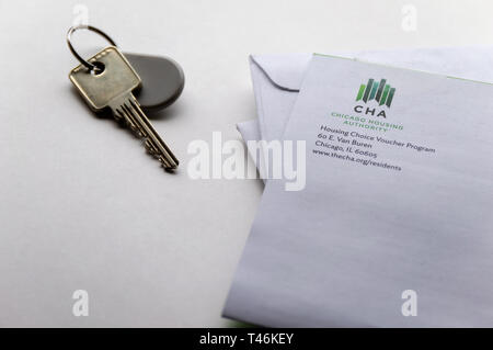 Chicago, USA - April 10, 2019: ein Brief aus Chicago Housing Authority CHA ist mit einer Tür Schlüssel und Schlüsselanhänger angezeigt. Öffentliche Unterstützung für die Wohnung. Stockfoto