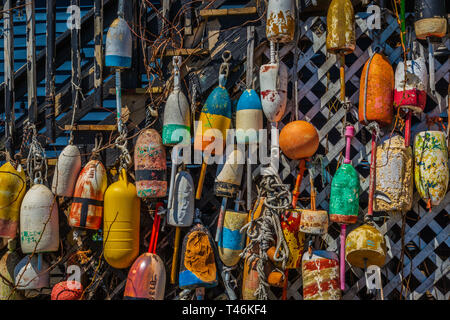 Bunte Bojen hängen an bootswerft lattice Wand Stockfoto