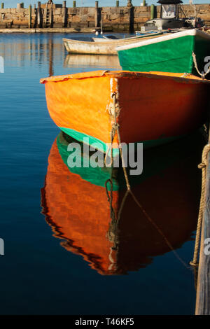 Orange Boot zur Anlegestelle Bild vertikal mit Reflexion gebunden Stockfoto