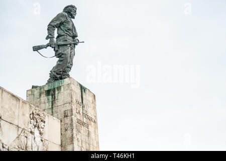 SANTA CLARA IN KUBA - 1. Juli 2012; Revolutionäre Denkmal außerhalb von Santa Clara in Kuba Statue von Che Guevara holding Gewehr und graviertem Text der Revolution Stockfoto