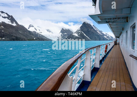 Anzeigen von Drygalski Fjord früh an einem bewölkten Tag außerhalb von Deck eines Kreuzfahrtschiffes, Südgeorgien, Atlantik Stockfoto