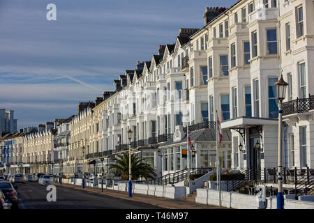 Terrasse am Meer, Eastbourne, East Sussex, England, UK. Stockfoto