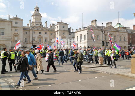 Pro-Brexit Demonstranten März entlang Whitehall in Westminster, London, UK Stockfoto