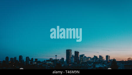 Calgary Skyline am späten Nachmittag mit Strahlen, die von der untergehenden Sonne die reflektierenden Glas Gebäude. Stockfoto
