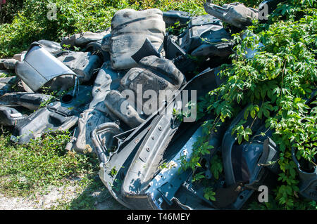 Alte zerquetschte Autos stellen gespeichert im Auto wrecking Junk Yard für Schrott und Ersatzteile Stockfoto