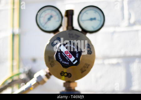 Ventil und Manometer an Schutzgas Zylinder Flasche mit geringer Tiefenschärfe Stockfoto